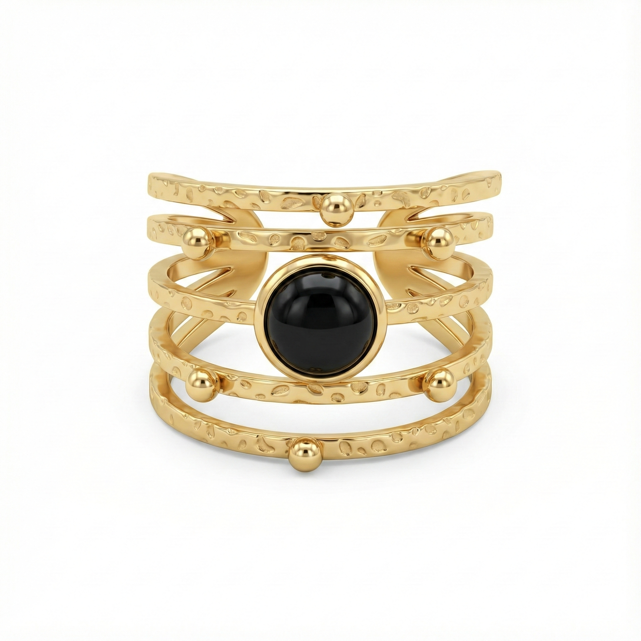 Détail pierre noire et strates texturées sur bague dorée